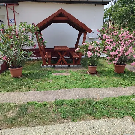 Rakos-patak Family House Garden & Free Parking Pensionat 4*