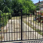 Rakos-patak Family House Garden & Free Parking