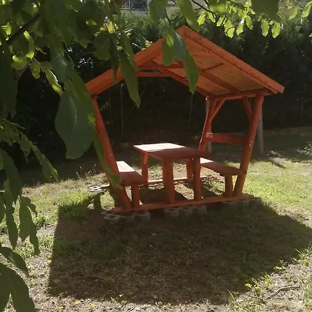 Rakos-patak Family House Garden & Free Parking 4*