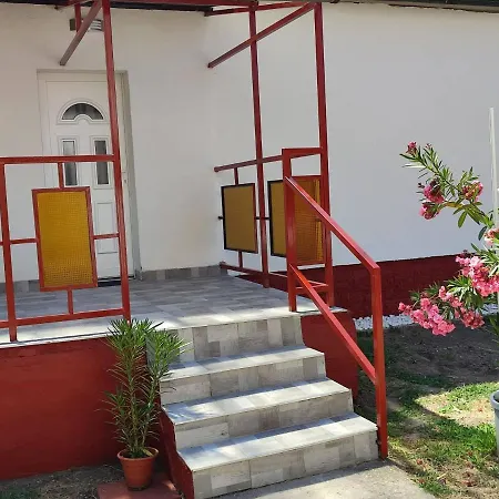 Rakos-patak Family House Garden & Free Parking Gæstehus