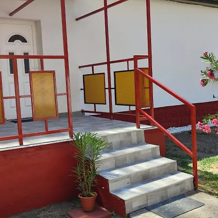 Rakos-patak Family House Garden & Free Parking Gæstehus
