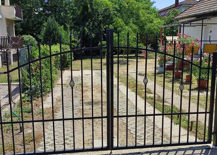 Rakos-patak Family House Garden & Free Parking