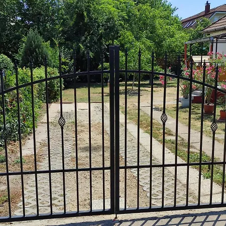 Rakos-patak Family House Garden & Free Parking
